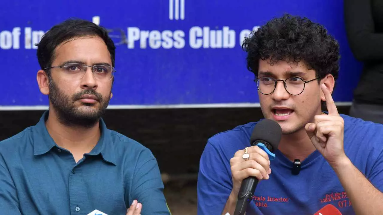 कॉकरोचों की बढ़ी टेंशन! 2 दिन और कस्टडी में रहेंगे सौरभ दास-आशुतोष रांका, दिल्ली पुलिस ने क्यों मांगी थी हिरासत कॉकरोचों की बढ़ी टेंशन! 2 दिन और कस्टडी में रहेंगे सौरभ दास-आशुतोष रांका, दिल्ली पुलिस ने क्यों मांगी थी हिरासत