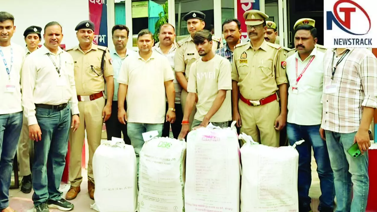 Jhansi News: एपी एक्सप्रेस में तीन करोड़ की चांदी जैसी धातु बरामद, जीएसटी विभाग ने शुरू की जांच Jhansi News: एपी एक्सप्रेस में तीन करोड़ की चांदी जैसी धातु बरामद, जीएसटी विभाग ने शुरू की जांच