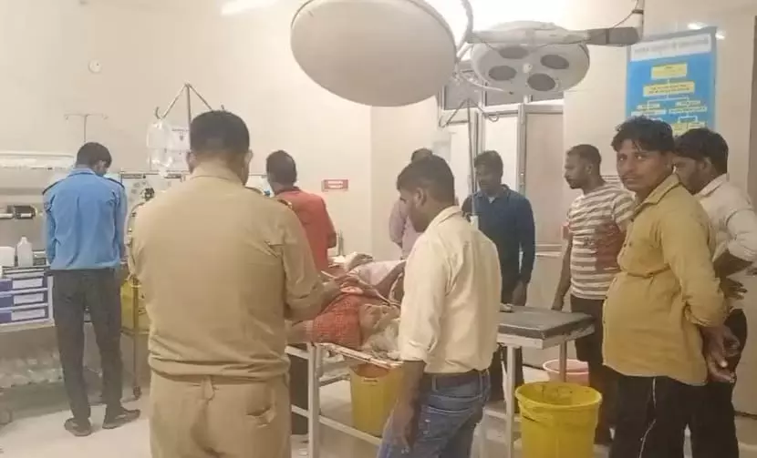 लखनऊ में चंद्रिका देवी से लौट रहे श्रद्धालुओं की कार पलटी; 2 की दर्दनाक मौत, गाड़ी के उड़े परखच्चे लखनऊ में चंद्रिका देवी से लौट रहे श्रद्धालुओं की कार पलटी; 2 की दर्दनाक मौत, गाड़ी के उड़े परखच्चे