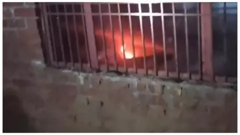 Etah News: एटा में 12 घंटे में दो घरों में आग, एक में शराबी पर खुद आग लगाने का आरोप Etah News: एटा में 12 घंटे में दो घरों में आग, एक में शराबी पर खुद आग लगाने का आरोप