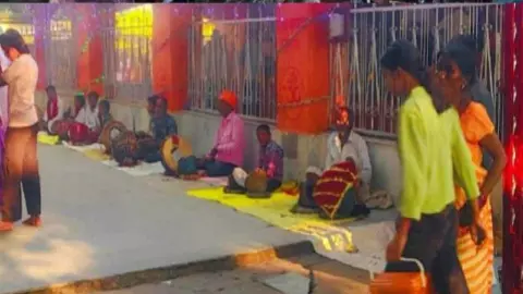 Shravasti News: हिमालय की तलहटी में उमड़ा भक्ति का सैलाब, कन्या भोज, मंदिरों में श्रद्धालुओं की भीड़ Shravasti News: हिमालय की तलहटी में उमड़ा भक्ति का सैलाब, कन्या भोज, मंदिरों में श्रद्धालुओं की भीड़