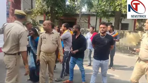 Etawah News: गौरव आत्महत्या मामला: गिरफ्तारी न होने पर परिजनों का एसएसपी कार्यालय पर प्रदर्शन Etawah News: गौरव आत्महत्या मामला: गिरफ्तारी न होने पर परिजनों का एसएसपी कार्यालय पर प्रदर्शन