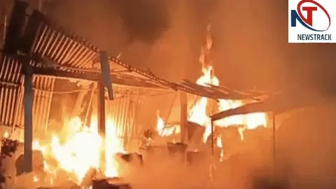 Jalaun: प्रगति स्टील फैक्ट्री में भीषण आग, जान बचाने के लिए क्रेन से कूदे चालक गंभीर रूप से झुलसे Jalaun: प्रगति स्टील फैक्ट्री में भीषण आग, जान बचाने के लिए क्रेन से कूदे चालक गंभीर रूप से झुलसे