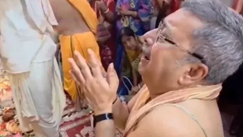 छलकते आंसू और बार-बार पुकारते मां-मां-मां..., मां दुर्गा के सामने फफक-फफककर रोए TMC सांसद कल्याण बनर्जी | VIDEO छलकते आंसू और बार-बार पुकारते मां-मां-मां..., मां दुर्गा के सामने फफक-फफककर रोए TMC सांसद कल्याण बनर्जी | VIDEO