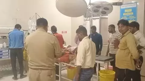 लखनऊ में चंद्रिका देवी से लौट रहे श्रद्धालुओं की कार पलटी; 2 की दर्दनाक मौत, गाड़ी के उड़े परखच्चे लखनऊ में चंद्रिका देवी से लौट रहे श्रद्धालुओं की कार पलटी; 2 की दर्दनाक मौत, गाड़ी के उड़े परखच्चे