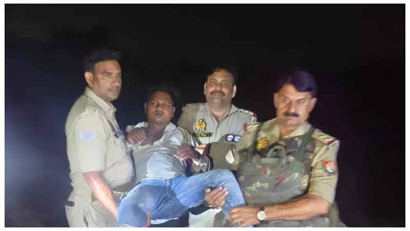 मिर्जापुर: सगाई समारोह से घर लौट रही महिला का बदमाशों ने छीना मंगलसूत्र-चेन, पुलिस मुठभेड़ में हुआ घायल, गिरफ्तार मिर्जापुर: सगाई समारोह से घर लौट रही महिला का बदमाशों ने छीना मंगलसूत्र-चेन, पुलिस मुठभेड़ में हुआ घायल, गिरफ्तार