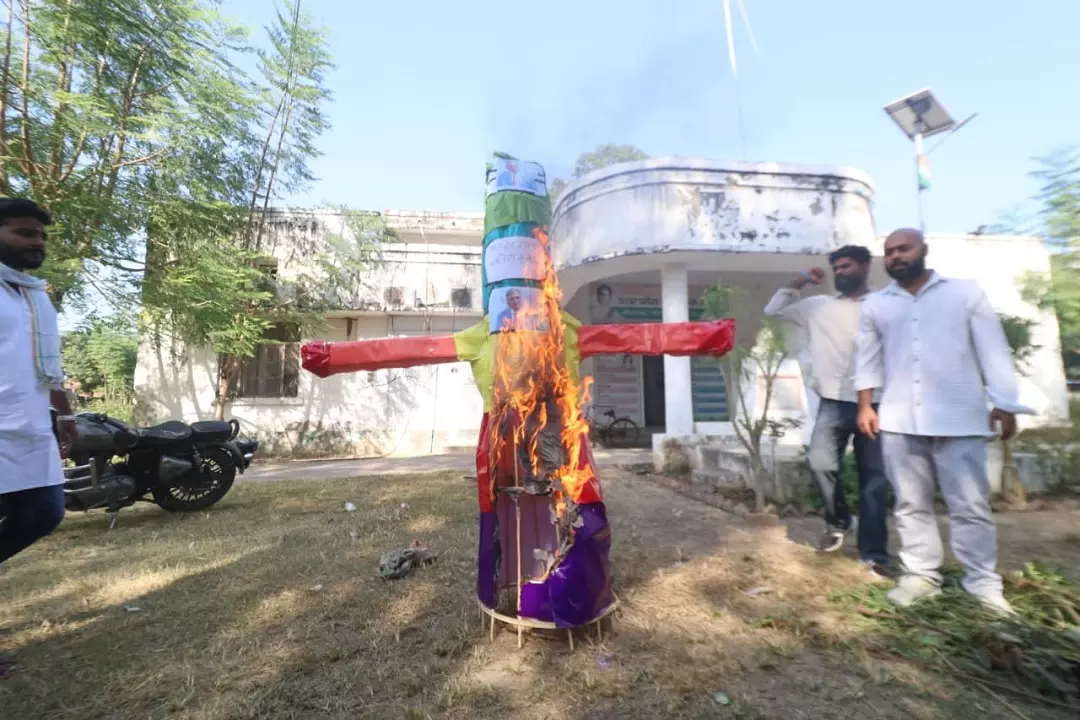 लखनऊ में NSUI का अनोखा विरोध: ज्ञानेश कुमार को बताया आज का रावण, फूंका पुतला लखनऊ में NSUI का अनोखा विरोध: ज्ञानेश कुमार को बताया आज का रावण, फूंका पुतला