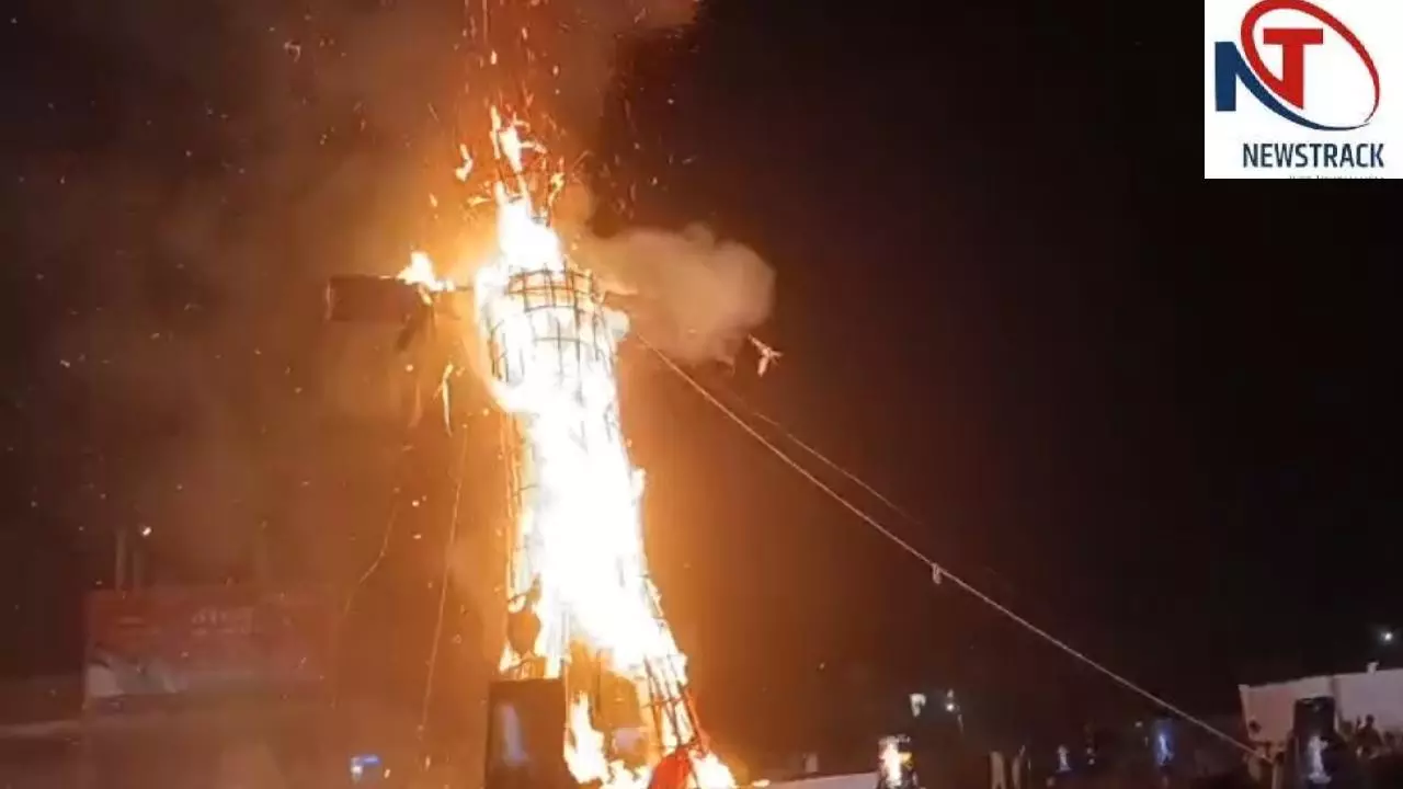 Raebareli News: रायबरेली के सरजूपुर में 42 फीट ऊंचे रावण का दहन, रामलीला में उमड़ी हजारों की भीड़ Raebareli News: रायबरेली के सरजूपुर में 42 फीट ऊंचे रावण का दहन, रामलीला में उमड़ी हजारों की भीड़