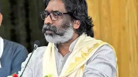 हेमंत सोरेन का अचानक कसमार दौरा, ग्रामीणों संग खाई पकौड़ी; सेवाती घाटी पर भी नजर हेमंत सोरेन का अचानक कसमार दौरा, ग्रामीणों संग खाई पकौड़ी; सेवाती घाटी पर भी नजर