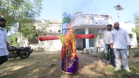 लखनऊ में NSUI का अनोखा विरोध: ज्ञानेश कुमार को बताया आज का रावण, फूंका पुतला लखनऊ में NSUI का अनोखा विरोध: ज्ञानेश कुमार को बताया आज का रावण, फूंका पुतला