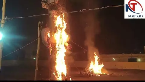 Mathura: मथुरा के महाविद्या मैदान में 71 फुट ऊंचे रावण का दहन, जय श्रीराम के जयकारों से गूंजा मैदान Mathura: मथुरा के महाविद्या मैदान में 71 फुट ऊंचे रावण का दहन, जय श्रीराम के जयकारों से गूंजा मैदान