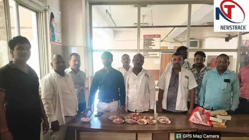 Chandauli News: चंदौली में विजयादशमी पर 108-102 एम्बुलेंस कर्मियों ने लिया मरीजों की सेवा का संकल्प Chandauli News: चंदौली में विजयादशमी पर 108-102 एम्बुलेंस कर्मियों ने लिया मरीजों की सेवा का संकल्प
