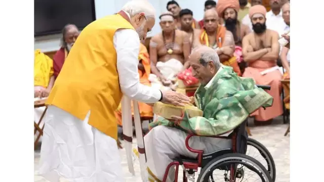 Sengol बनाने वाले शिल्पकार वुम्मिडी एथिराज का निधन, PM मोदी और उपराष्ट्रपति ने जताया शोक Sengol बनाने वाले शिल्पकार वुम्मिडी एथिराज का निधन, PM मोदी और उपराष्ट्रपति ने जताया शोक