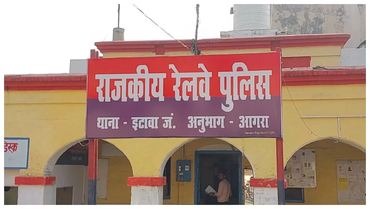 Etawah News: इटावा रेलवे स्टेशन पर हादसा, पूर्व BSF जवान का हाथ कटा, पैर में फ्रैक्चर Etawah News: इटावा रेलवे स्टेशन पर हादसा, पूर्व BSF जवान का हाथ कटा, पैर में फ्रैक्चर