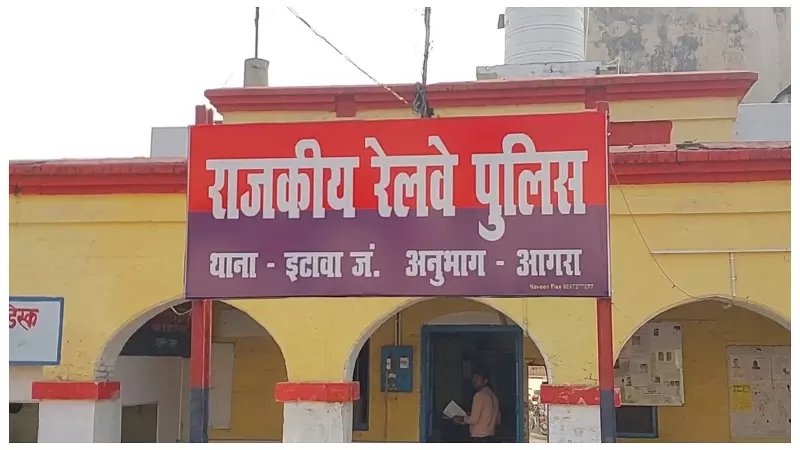 Etawah News: इटावा रेलवे स्टेशन पर हादसा, पूर्व BSF जवान का हाथ कटा, पैर में फ्रैक्चर Etawah News: इटावा रेलवे स्टेशन पर हादसा, पूर्व BSF जवान का हाथ कटा, पैर में फ्रैक्चर