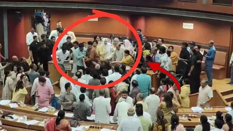 माइक टूटे, फाइलें उड़ीं, जमकर धक्का-मुक्की... प्रदूषण पर दिल्ली MCD सदन में BJP-AAP का महासंग्राम | VIDEO