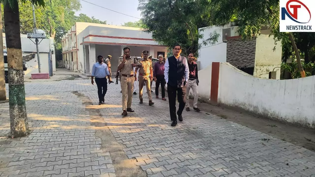 Mathura News: एमएलसी चुनाव: मथुरा में डीएम और एसएसपी ने मतदान केंद्र का किया निरीक्षण