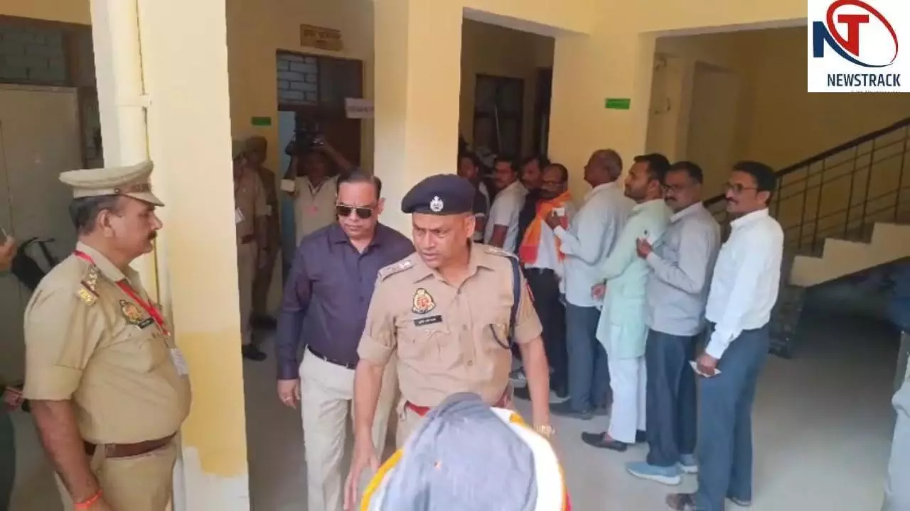 Jalaun News: जालौन में स्नातक एमएलसी चुनाव: डीएम-एसपी ने मतदान केंद्रों का किया निरीक्षण