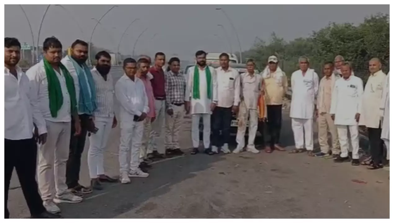 Mathura News: किसान महापंचायत में शामिल होने आगरा मंडल से सैकड़ों किसान नेता लखनऊ रवाना Mathura News: किसान महापंचायत में शामिल होने आगरा मंडल से सैकड़ों किसान नेता लखनऊ रवाना