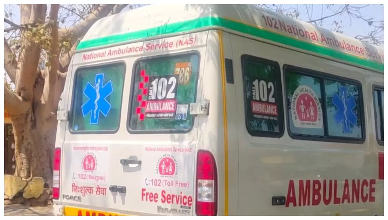 Kanpur Dehat News : डेरापुर सीएचसी में 102 एंबुलेंस का दुरुपयोग, स्वास्थ्यकर्मियों को ढोने का वीडियो