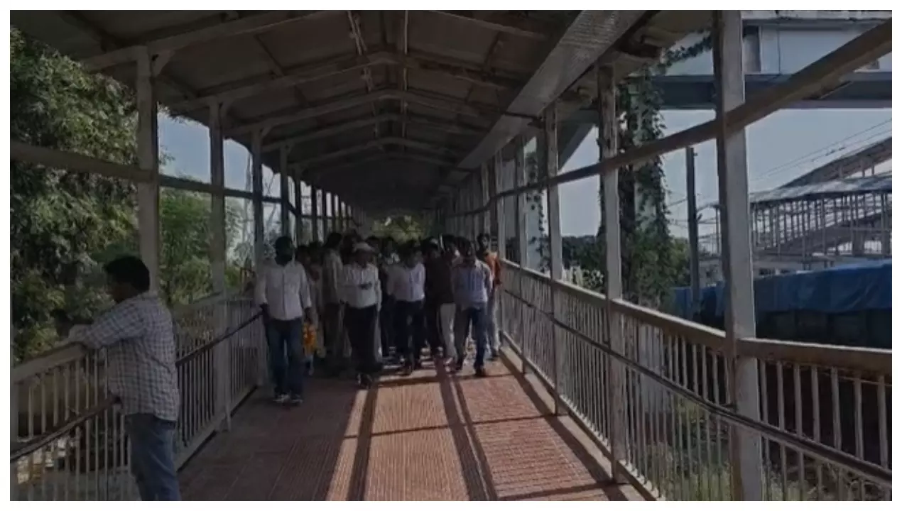 कानपुर देहात: झींझक रेलवे स्टेशन पर ADMR का निरीक्षण, यात्री सुविधाओं के विस्तार की जगी उम्मीद