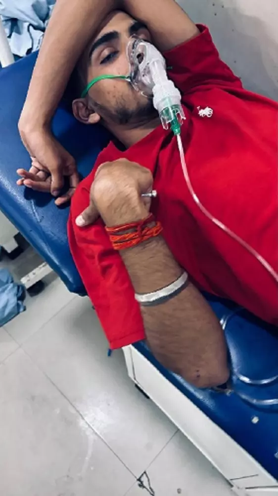 लखनऊ विश्वविद्यालय में धरने के दौरान छात्र की तबीयत बिगड़ी, अस्पताल में भर्ती