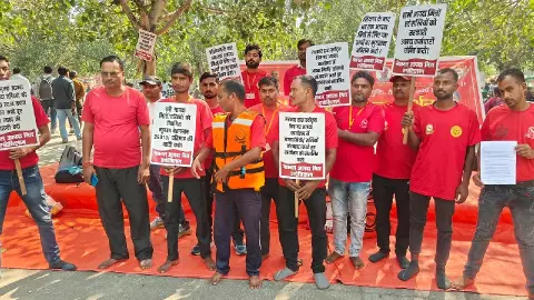 पूरी किट पहन इको गार्डन पहुंचे आपदा मित्र, वेतन और बीमा की मांग को लेकर किया जोरदार प्रदर्शन