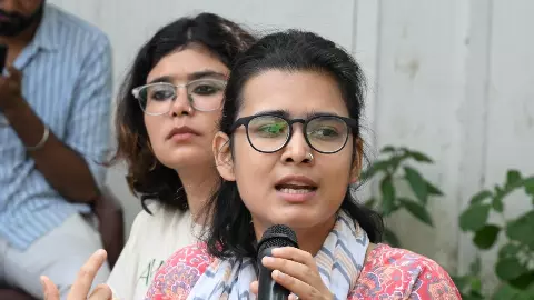 देख लेंगे तुम्हें कौन बचाएगा... नेहा बोरा को पुलिस स्टेशन के बाहर धमकी? AISA लीडर का बड़ा आरोप देख लेंगे तुम्हें कौन बचाएगा... नेहा बोरा को पुलिस स्टेशन के बाहर धमकी? AISA लीडर का बड़ा आरोप
