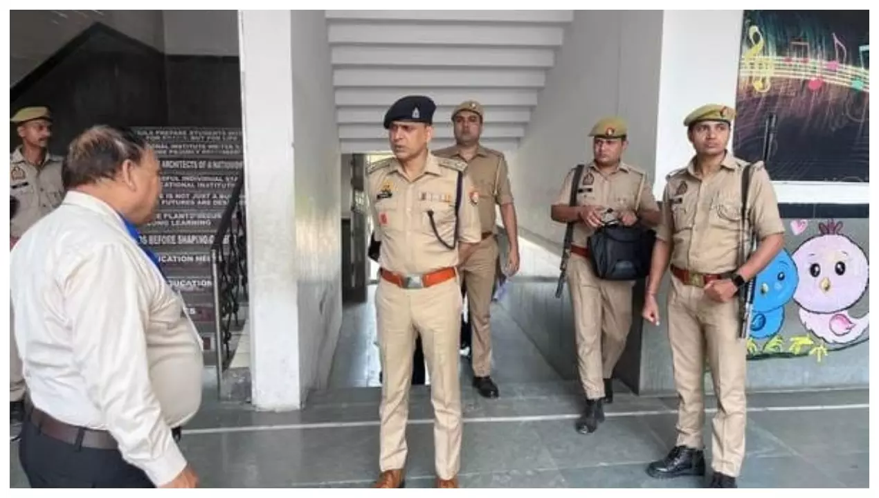 अलीगढ़ में पीईटी परीक्षा को लेकर पुलिस अलर्ट, एसपी ग्रामीण ने लिया सुरक्षा व्यवस्थाओं का जायजा अलीगढ़ में पीईटी परीक्षा को लेकर पुलिस अलर्ट, एसपी ग्रामीण ने लिया सुरक्षा व्यवस्थाओं का जायजा