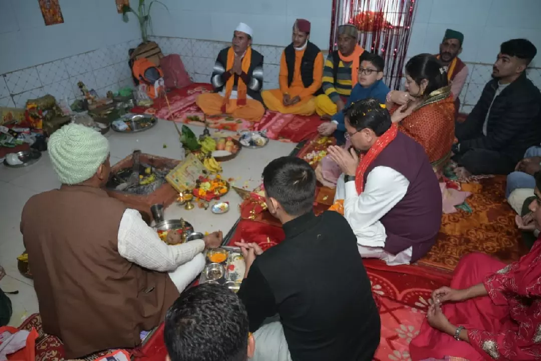 पैतृक गांव पहुंचे CM धामी, पत्नी गीता धामी संग हरि चंद देवता मंदिर में की पूजा-अर्चना