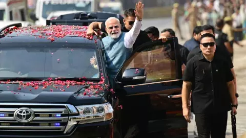 मोदी-मोदी के नारों से गूंजा काशी, लोगों का अभिवादन करने कार से बाहर आए पीएम मोदी मोदी-मोदी के नारों से गूंजा काशी, लोगों का अभिवादन करने कार से बाहर आए पीएम मोदी