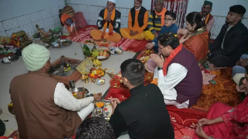पैतृक गांव पहुंचे CM धामी, पत्नी गीता धामी संग हरि चंद देवता मंदिर में की पूजा-अर्चना पैतृक गांव पहुंचे CM धामी, पत्नी गीता धामी संग हरि चंद देवता मंदिर में की पूजा-अर्चना