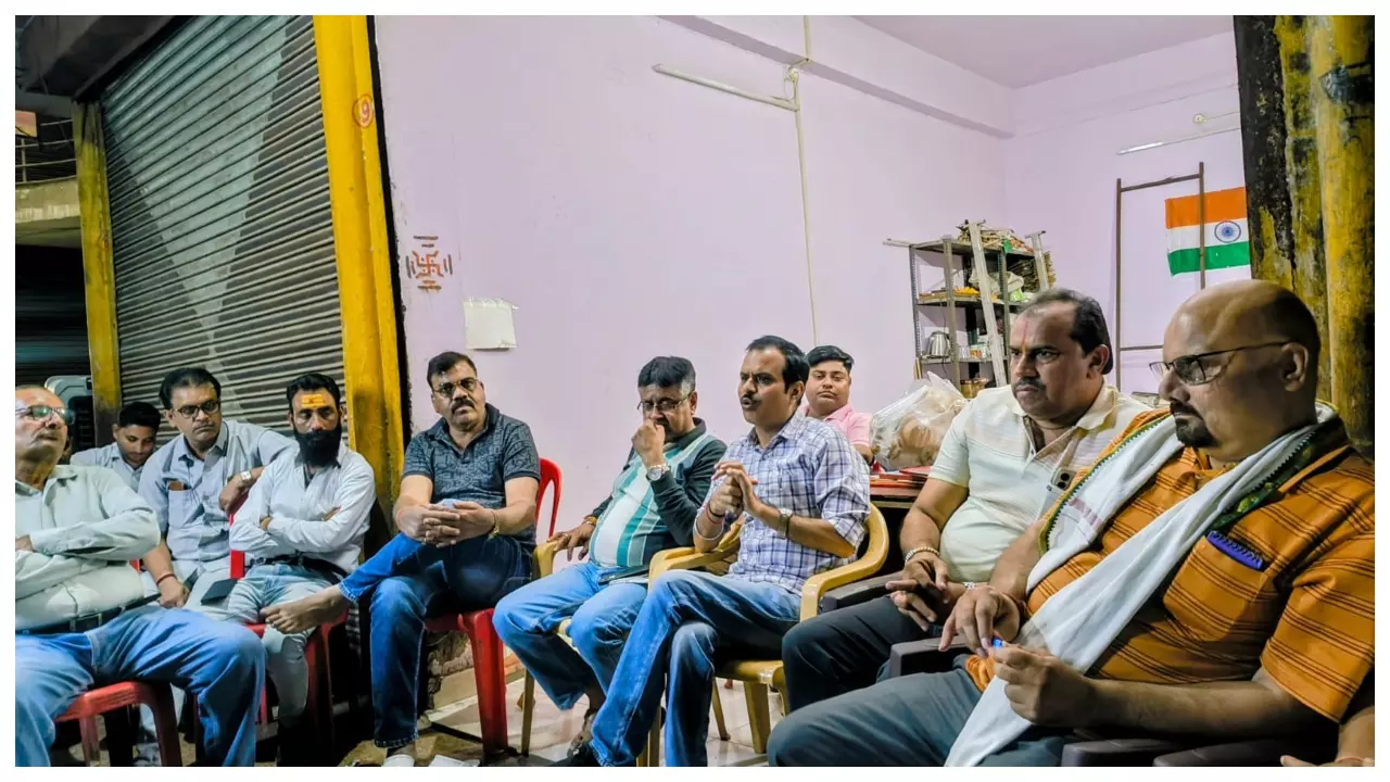 मथुरा में पत्रकारों के सम्मान और सुरक्षा के लिए एकजुट हुआ संगठन, IJU की बैठक में उठे बड़े मुद्दे मथुरा में पत्रकारों के सम्मान और सुरक्षा के लिए एकजुट हुआ संगठन, IJU की बैठक में उठे बड़े मुद्दे