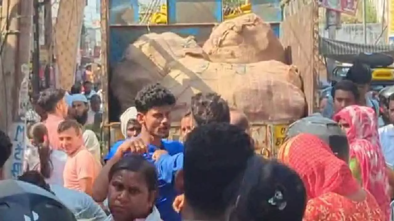 Hapur News: कोठी गेट पर जाम के बीच मोबाइल चोरी, पुलिस चौकी से चंद कदम दूर पकड़ा गया संदिग्ध