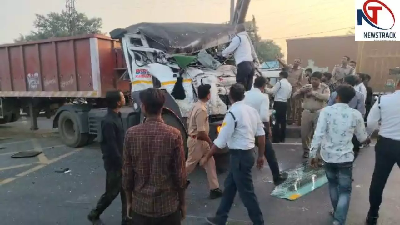 Mathura News: थाना हाईवे के सामने भीषण हादसा, ट्रक ने तोड़ा अंडरपास का बैरियर; कई घंटे से लगा जाम Mathura News: थाना हाईवे के सामने भीषण हादसा, ट्रक ने तोड़ा अंडरपास का बैरियर; कई घंटे से लगा जाम