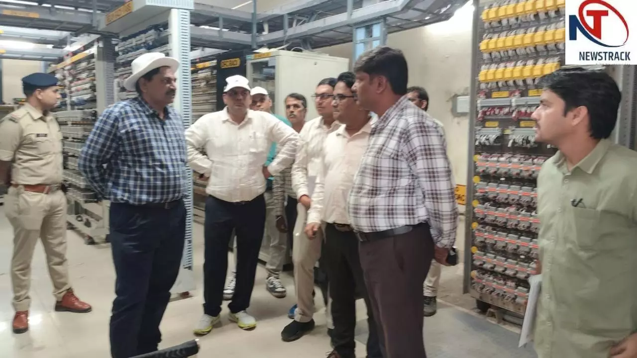 झाँसी रेलवे अपडेट: महाप्रबंधक ने किया निरीक्षण, त्योहारों पर स्पेशल ट्रेनों में बढ़ेंगे अतिरिक्त कोच झाँसी रेलवे अपडेट: महाप्रबंधक ने किया निरीक्षण, त्योहारों पर स्पेशल ट्रेनों में बढ़ेंगे अतिरिक्त कोच