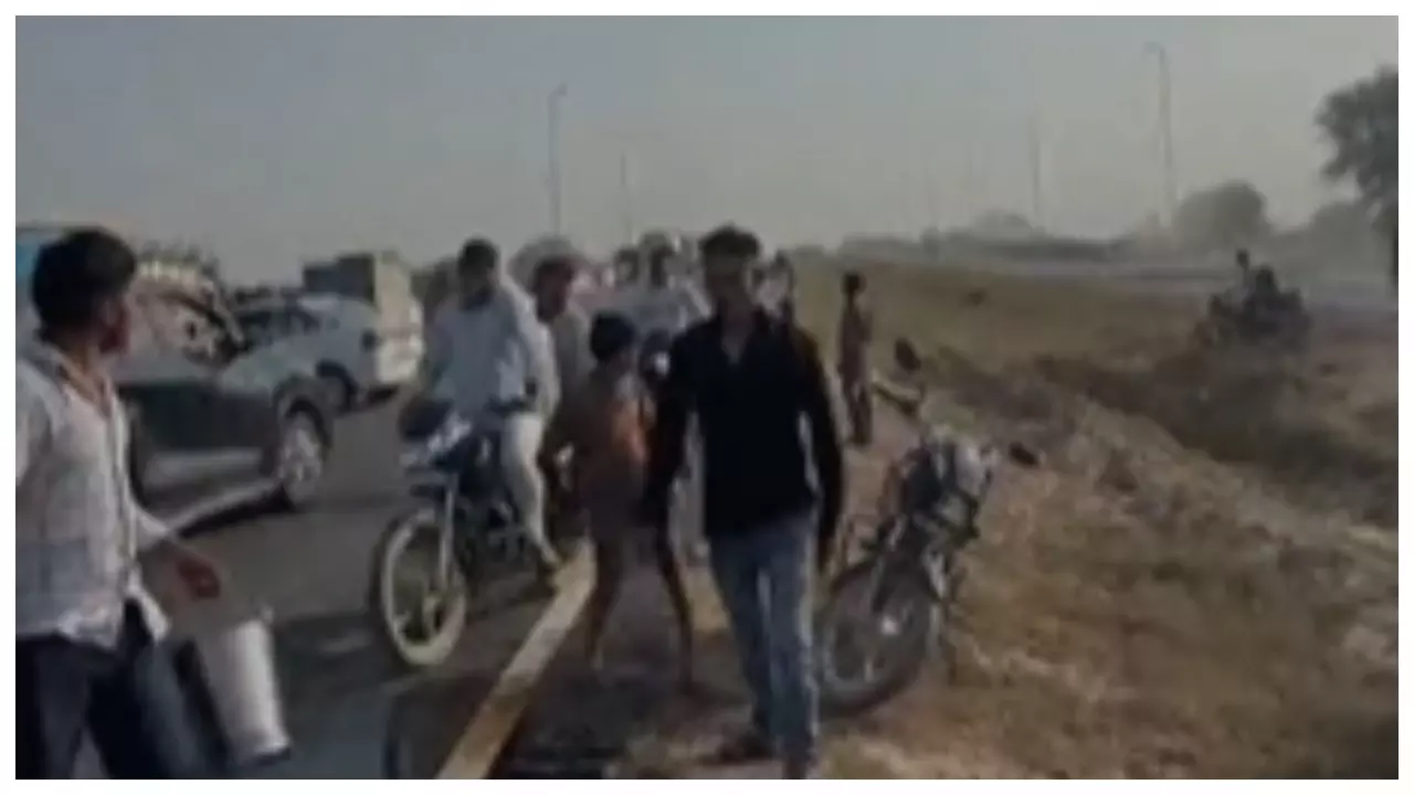 Mathura News: अनियंत्रित होकर पलटा तेल से भरा टैंकर, चालक ने कूदकर बचाई जान Mathura News: अनियंत्रित होकर पलटा तेल से भरा टैंकर, चालक ने कूदकर बचाई जान