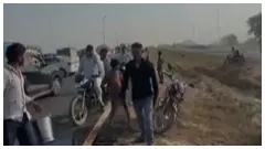 Mathura News: अनियंत्रित होकर पलटा तेल से भरा टैंकर, चालक ने कूदकर बचाई जान Mathura News: अनियंत्रित होकर पलटा तेल से भरा टैंकर, चालक ने कूदकर बचाई जान