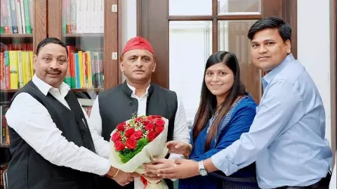 UP Politics: 2027 से पहले BJP को झटका! पूर्व सांसद धर्मेंद्र कश्यप बेटी समेत सपा में शामिल, बसपा के