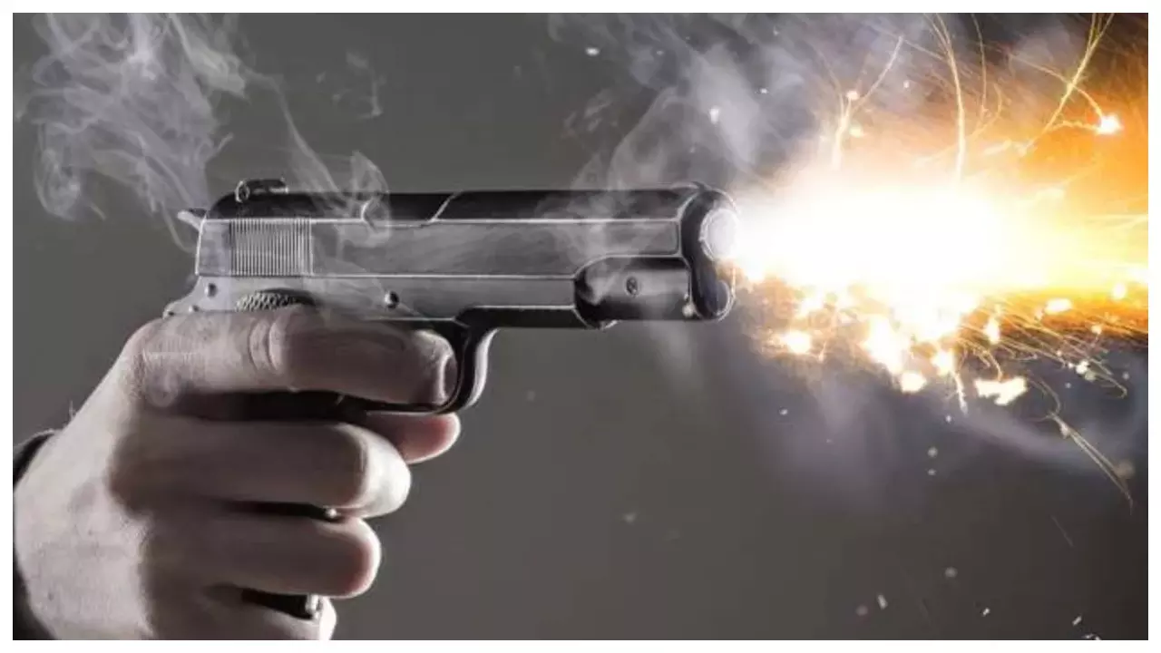Bijnor News; बिजनौर में पारिवारिक विवाद पर जीजा पर फायरिंग, पैर में गोली लगने से नौकर घायल Bijnor News; बिजनौर में पारिवारिक विवाद पर जीजा पर फायरिंग, पैर में गोली लगने से नौकर घायल