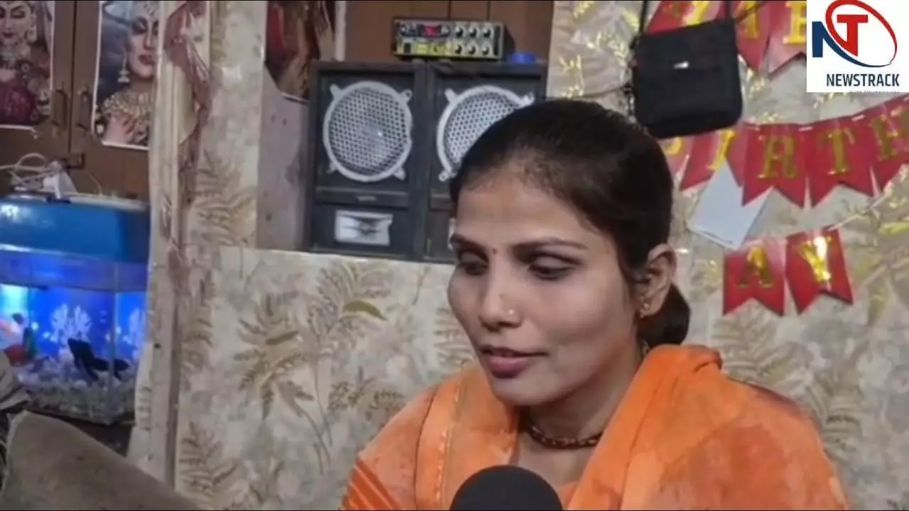 Mathura News: सजना है मुझे सजना के लिए... करवा चौथ पर सुहागिनों ने हाथों में रचाई मेहंदी Mathura News: सजना है मुझे सजना के लिए... करवा चौथ पर सुहागिनों ने हाथों में रचाई मेहंदी