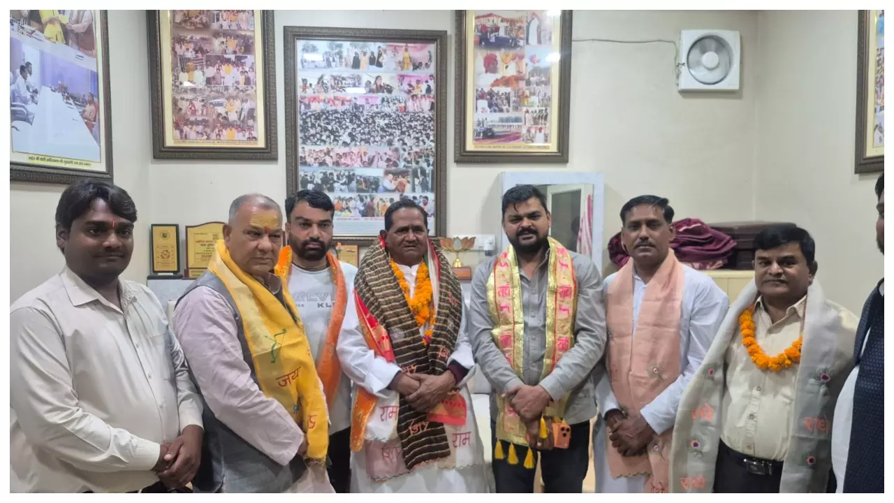 Mathura: तीसरी बार प्रदेश कार्यकारिणी सदस्य बनने पर पूर्व विधायक श्याम सिंह अहेरिया का भव्य स्वागत Mathura: तीसरी बार प्रदेश कार्यकारिणी सदस्य बनने पर पूर्व विधायक श्याम सिंह अहेरिया का भव्य स्वागत