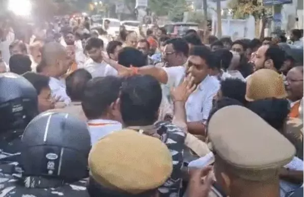 वाराणसी में MLC काउंटिंग पर बवाल! सपा की बढ़त देख भड़के भाजपाई, पुलिस से भिड़े; मतगणना रुकी