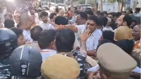 वाराणसी में MLC काउंटिंग पर बवाल! सपा की बढ़त देख भड़के भाजपाई, पुलिस से भिड़े; मतगणना रुकी वाराणसी में MLC काउंटिंग पर बवाल! सपा की बढ़त देख भड़के भाजपाई, पुलिस से भिड़े; मतगणना रुकी