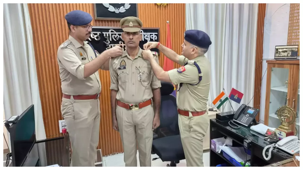 Aligarh News: समन सेल के उपनिरीक्षक दीपचन्द्र बने निरीक्षक, एसएसपी ने स्टार लगाकर दी बधाई Aligarh News: समन सेल के उपनिरीक्षक दीपचन्द्र बने निरीक्षक, एसएसपी ने स्टार लगाकर दी बधाई
