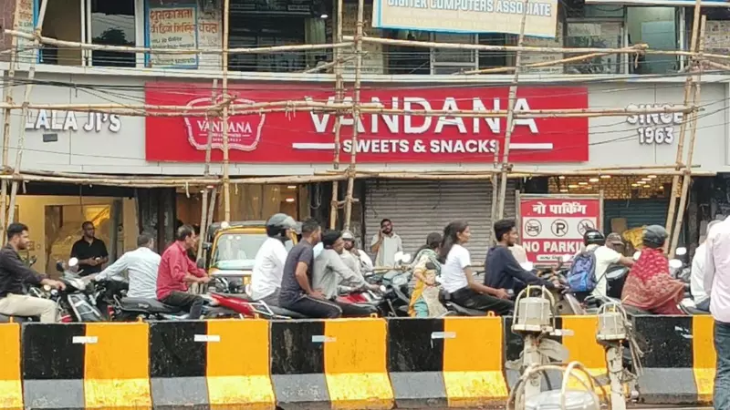 Jhansi News: झांसी में वंदना स्वीट्स, बीकानेर वाला और चेलाराम स्वीट्स पर छापेमारी