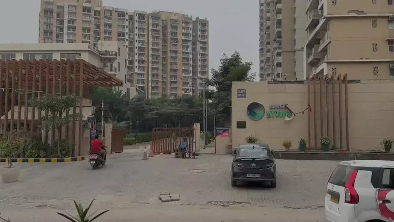 Greater Noida में दिल दहला देने वाला हादसा! 23वीं मंजिल से गिरकर पिता-पुत्र की मौत, पूजा के लिए तोड़ रहे थे फूल