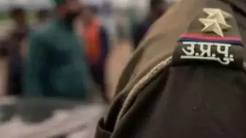 Noida पुलिस में लक्ष्मी सिंह का बड़ा धमाका! 5 चौकी प्रभारी सस्पेंड, अब ACP और SHO की बारी Noida पुलिस में लक्ष्मी सिंह का बड़ा धमाका! 5 चौकी प्रभारी सस्पेंड, अब ACP और SHO की बारी