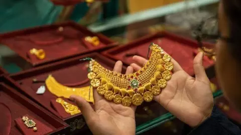 Gold Buying on Dhanteras Gold Buying on Dhanteras