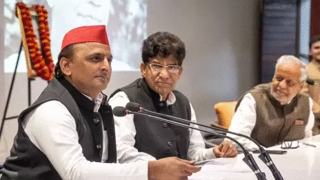 अखिलेश ने स्वामी प्रसाद मौर्य को दिखाया बाहर का रास्ता! राहुल गांधी से मुलाकात भी बेअसर अखिलेश ने स्वामी प्रसाद मौर्य को दिखाया बाहर का रास्ता! राहुल गांधी से मुलाकात भी बेअसर